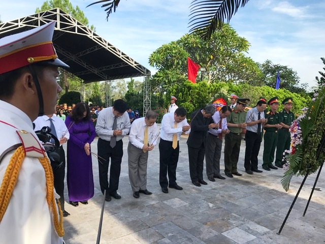 Lãnh đạo tỉnh viếng nghĩa trang liệt sĩ và dâng hoa lên Chủ tịch Hồ Chí Minh