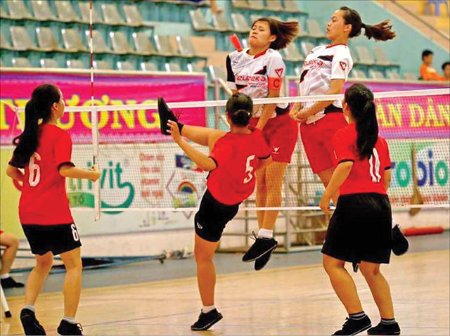 Đá cầu Huế chạm giấc mơ vàng