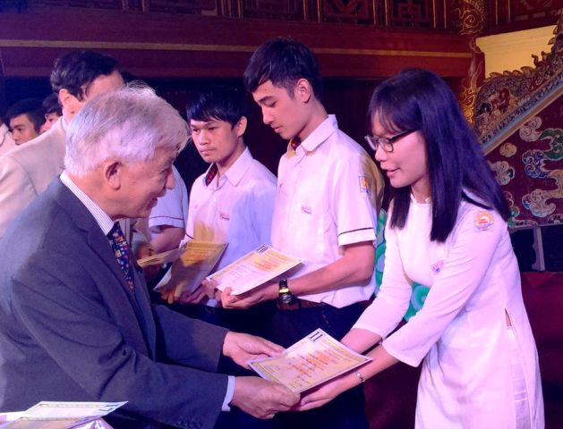 Vallet scholarships for 193 outstanding students