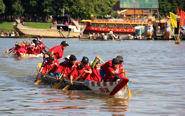 Vibrant traditional boat race on the Perfume River
