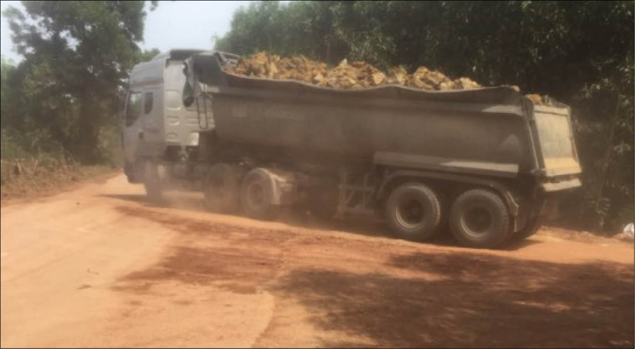 Xe chở đất “hoành hành”, cuộc sống người dân bị ảnh hưởng