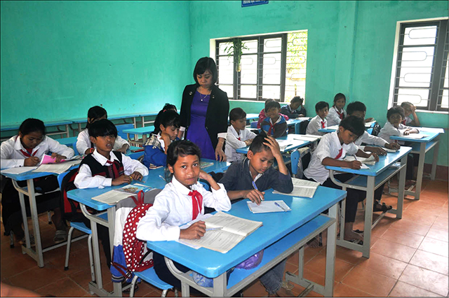 A Lưới ưu tiên vận động học sinh đến trường