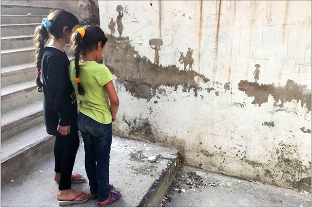 Độc đáo những tác phẩm được tạo ra trên  tường cũ