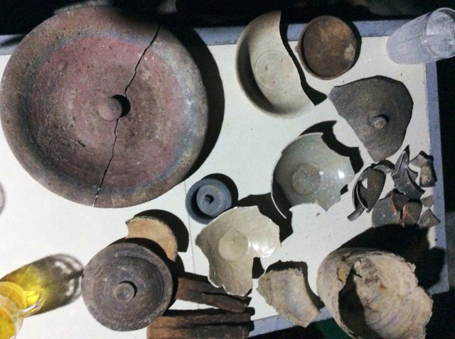 Phát hiện mảnh nhiều gốm, sứ khi khai thác hàu