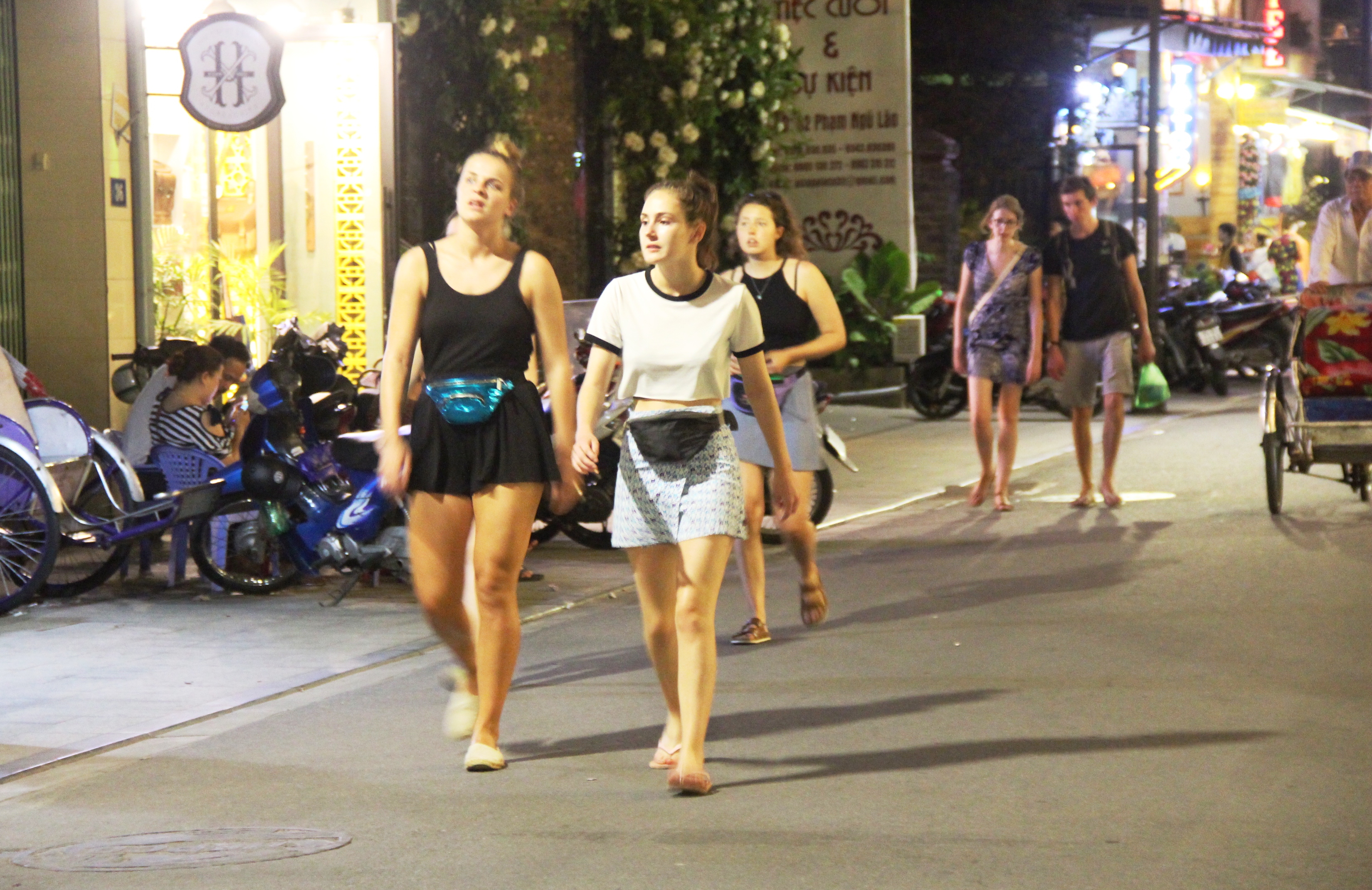 Training commercial civilization for residents on pedestrian streets