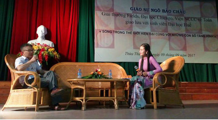 Giáo sư Ngô Bảo Châu nói chuyện với học sinh, sinh viên Huế