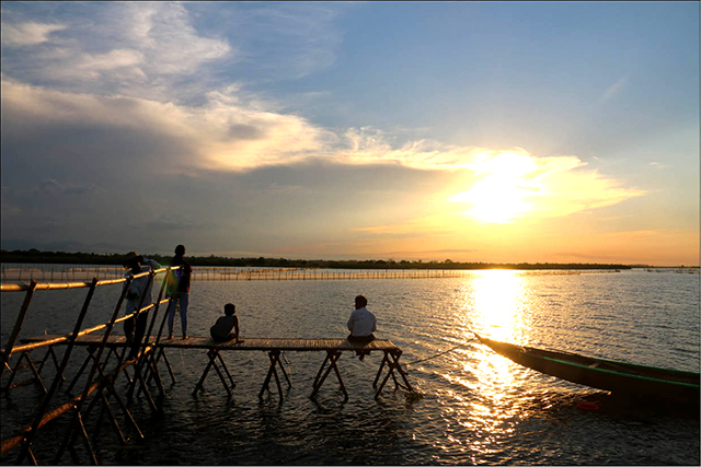 Ngắm hoàng hôn trên phá Tam Giang