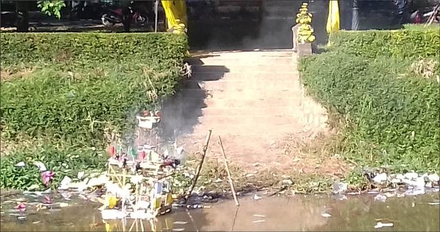 Công khai xả vàng mã xuống sông