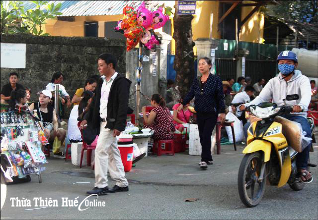 Hàng rong “bủa vây” Bệnh viện Trung ương Huế