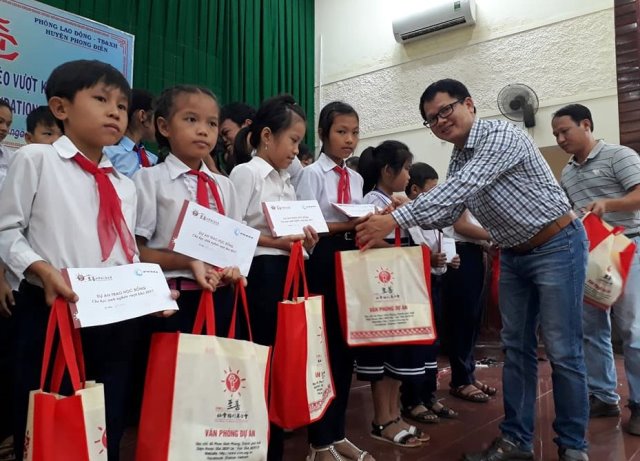 Trao học bổng cho hơn 640 học sinh