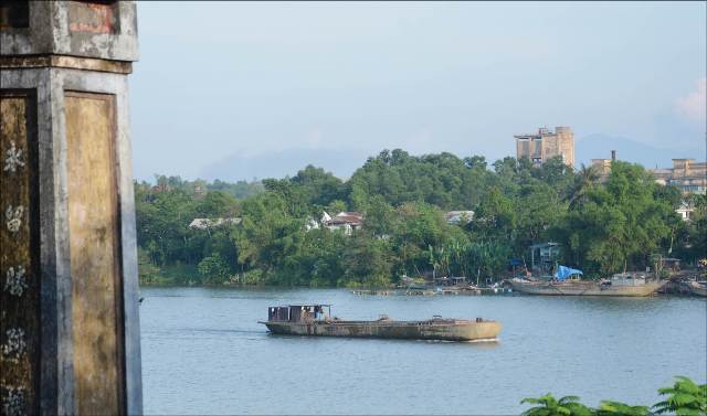 “Nét bút” thô kệch trên sông Hương