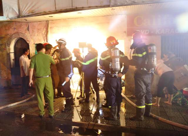 Cửa hàng điện dân dụng cháy rụi trong đêm