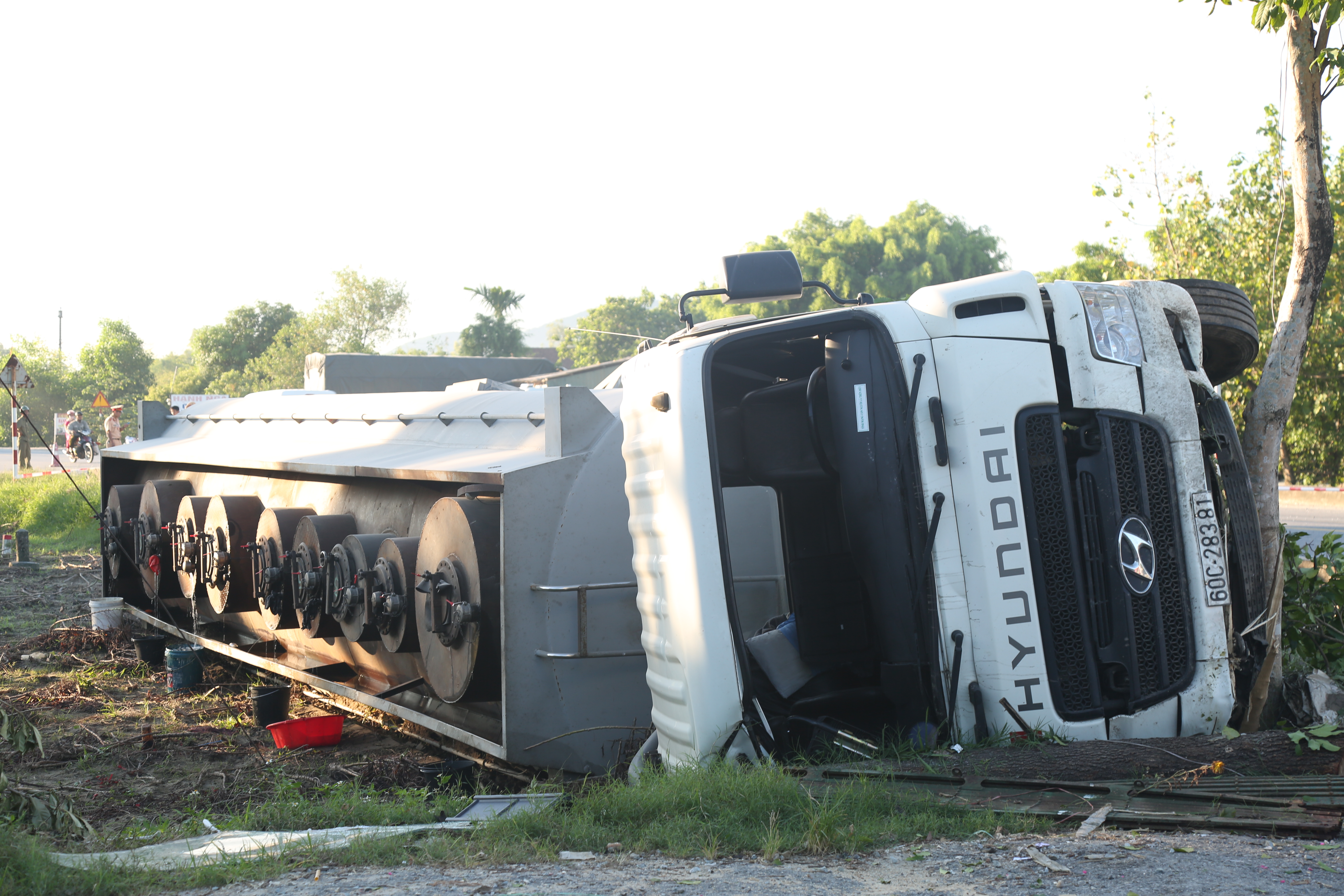 Kịp thời cứu hộ xe bồn chở dung dịch dễ cháy lật bên đường