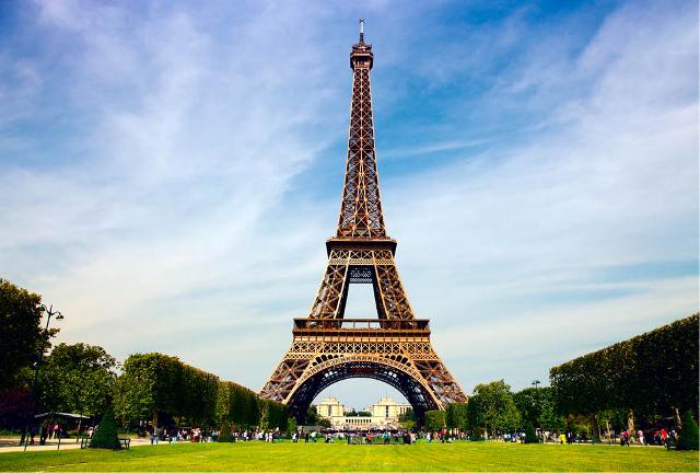 Pháp lắp kính chống đạn quanh tháp Eiffel