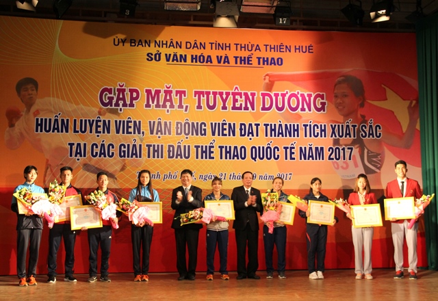Tuyên dương 14 huấn luyện viên, vận động viên đạt thành tích xuất sắc