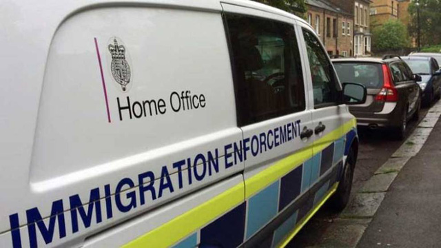 Anh chống nhập cư bất hợp pháp từ tài khoản ngân hàng