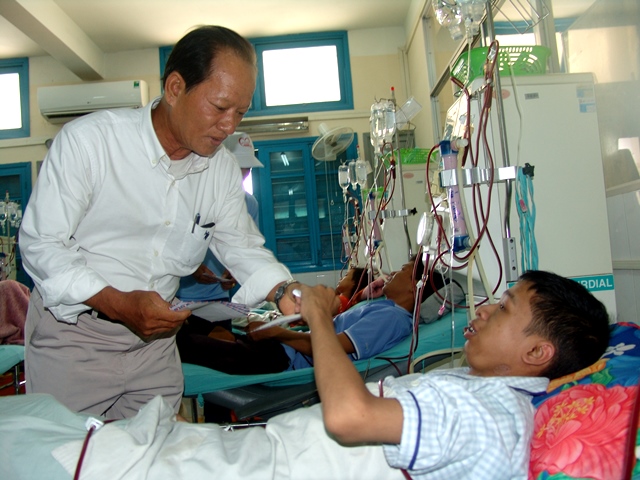 Tặng 140 suất quà cho bệnh nhân nghèo chạy thận