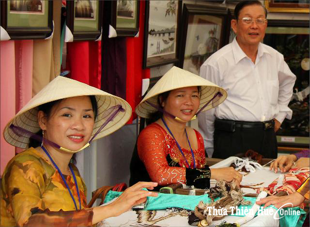 Tranh thêu “bí” thị trường