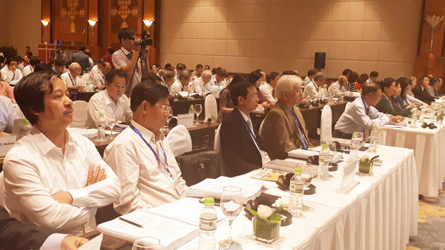 Giáo viên trẻ “nuốt nước mắt” vì làm nhiều nhưng hưởng ít