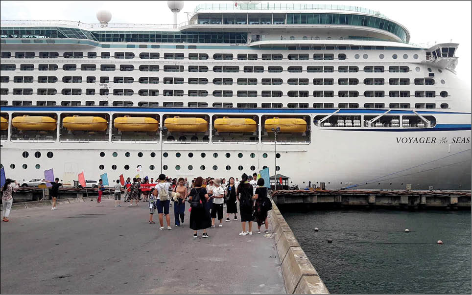 Cruise ship Voyager of the Seas arrives at Chan May Port