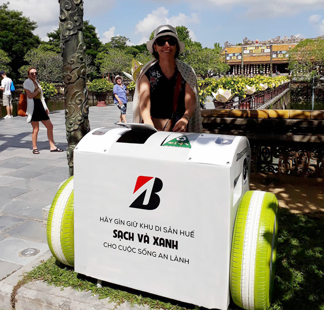 Installing 15 smart and environmentally friendly garbage cans