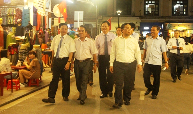 Thêm một phố đi bộ về đêm