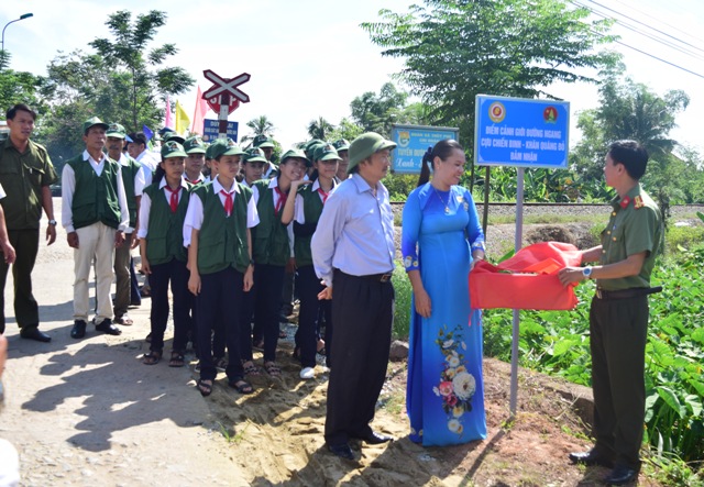 Cựu chiến binh cùng học sinh tham gia cảnh giới tại đường ngang dân sinh