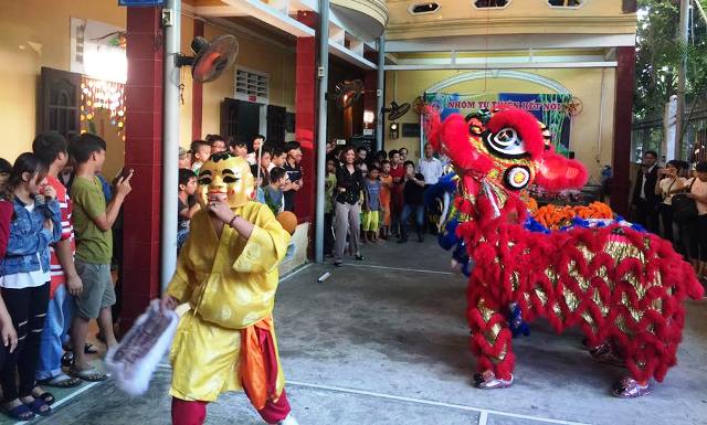 Tặng quà trung thu cho 200 trẻ em nghèo, khuyết tật