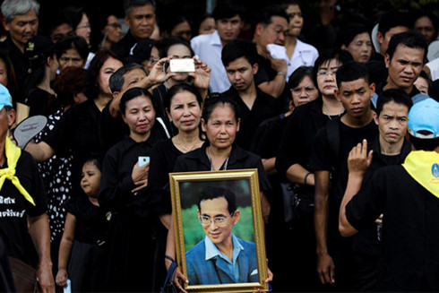 Người Thái xếp hàng 2km viếng Vua Bhumibol trước lễ hỏa táng