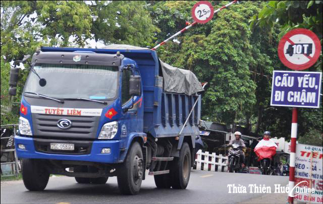 Xe tải qua cầu yếu Tiềm ẩn nguy cơ