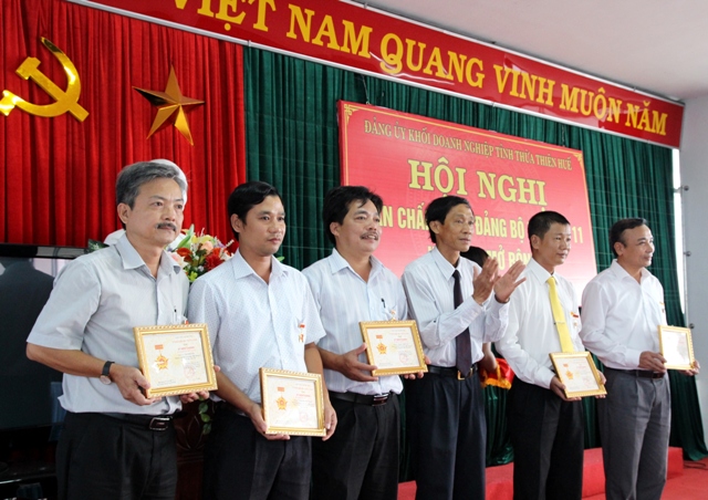 8 đảng viên nhận Kỷ niệm chương của Ban Tổ chức, Ủy ban Kiểm tra Trung ương