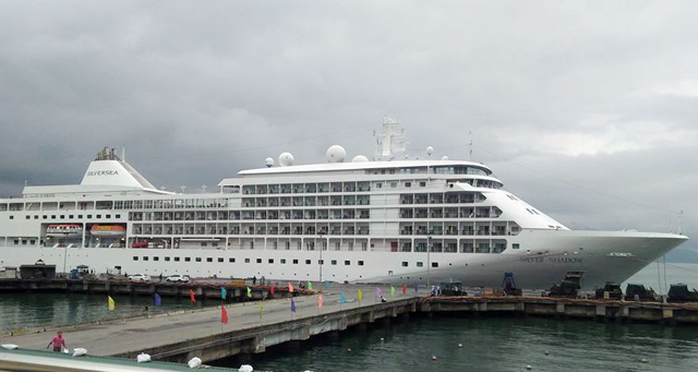 Siêu du thuyền Silver Shadow cập cảng Chân Mây