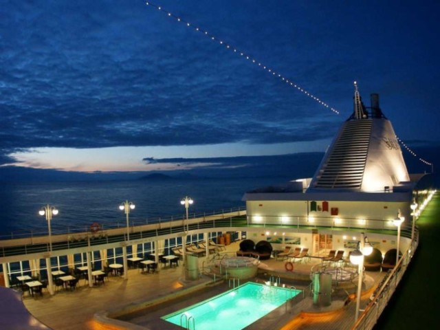 Super cruise ship Silver Shadow docks at Chan May port