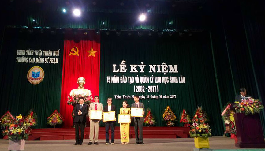 Thua Thien Hue College of Education receives certificates of merit from chiefs of Sekon, Champasak, Savanakhet provinces Laos