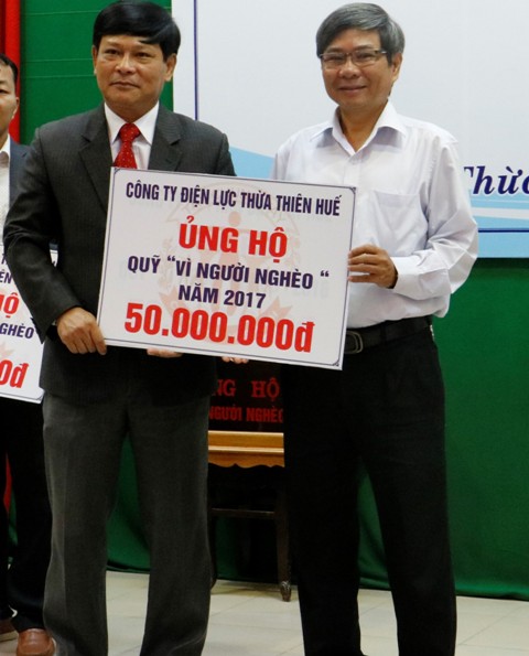 Điện lực tỉnh hỗ trợ 50 triệu đồng cho Quỹ Vì người nghèo