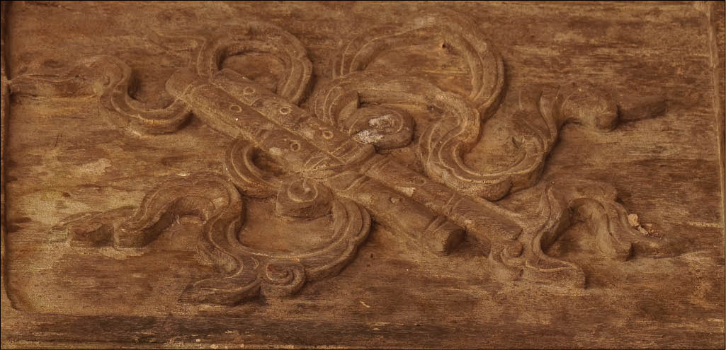 Wood carving art on the stele house at Thieu Tri Tomb