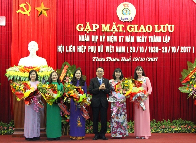Giao lưu nữ cán bộ ĐH Huế và nữ cán bộ lãnh đạo các sở, ban ngành tỉnh