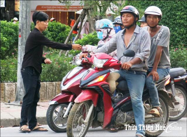 Phát tờ rơi, tránh làm mất mỹ quan đô thị