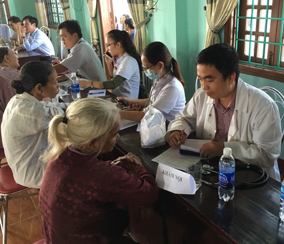 Cấp thuốc miễn phí cho 500 người nghèo, người cao tuổi