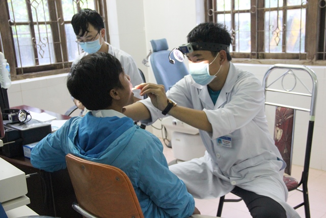 Khám bệnh, tặng quà cho 300 cán bộ, giáo viên A Lưới