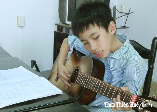 Lớp guitar nhí
