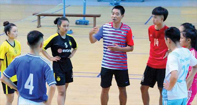 Chuyện chưa kể về ông thầy đá cầu Huế