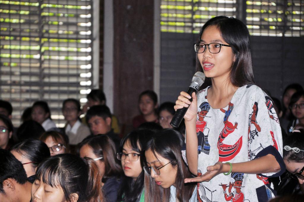 Sharing information on recruitment needs and job search experience with students