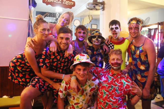 Halloween sôi động ở phố Tây