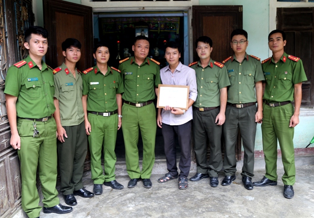 Trao 26 triệu đồng hỗ trợ gia đình thượng sĩ Trần Đăng Quý