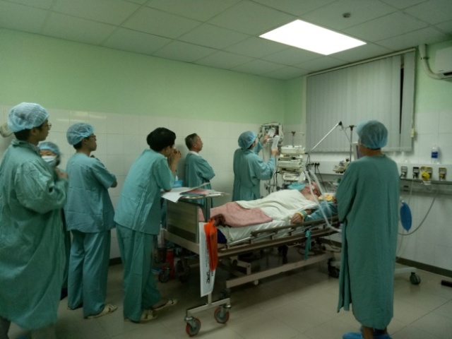 Cứu sống du khách người Pháp bị ngưng tim