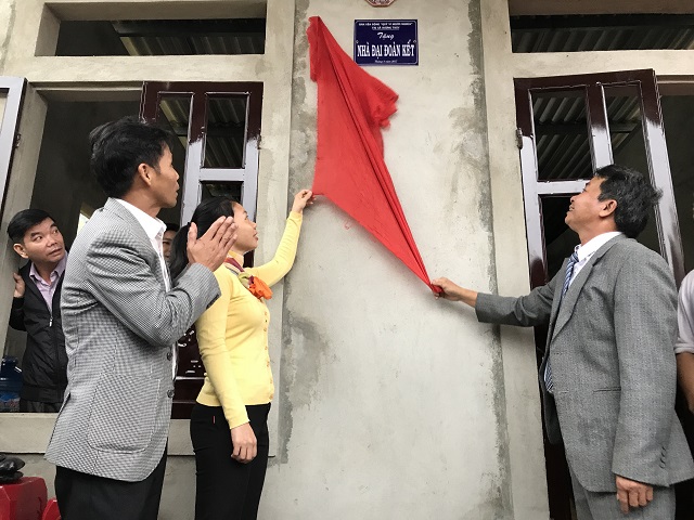 Bàn giao nhà đại đoàn kết cho hộ nghèo ở xã Phú Sơn