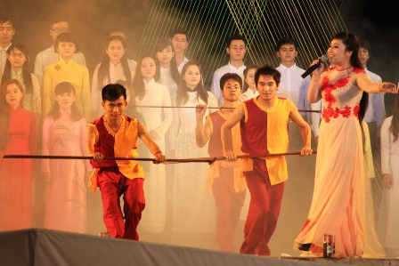 Many special performances in the arts program at Hue Academy of Music