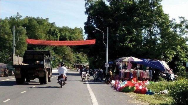 Mất an toàn giao thông qua trung tâm xã Bình Điền