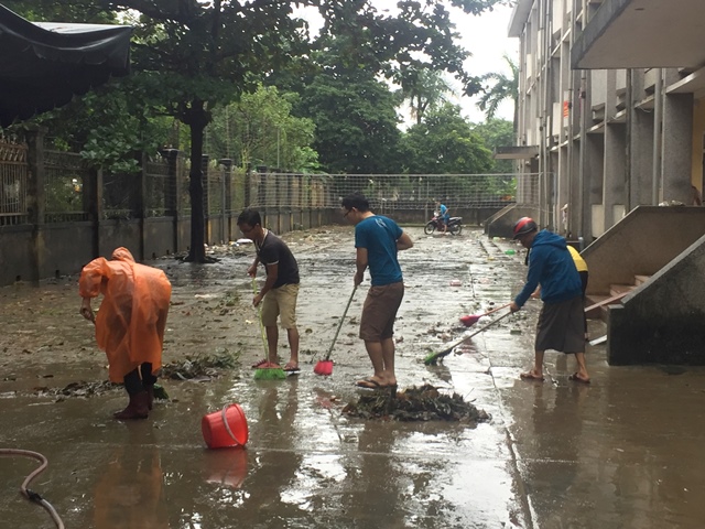 Ký túc xá dọn dẹp sau lũ, trường học còn vắng nhiều sinh viên